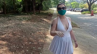 Ảnh khoả thân nơi công cộng: một cô gái đến từ Nga cố gắng cởi bỏ quần áo trên đường phố Rio de Janeiro. Cô ấy suýt bị bắt.
