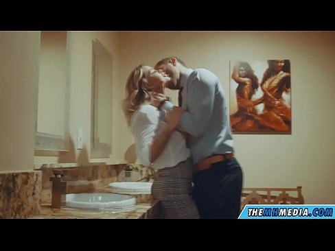 ❤️ Khi một cô gái tóc vàng busty quyến rũ bạn trong một nhà vệ sinh công cộng ❤❌ Sex ở% vi.basseyn-vsem.ru%
